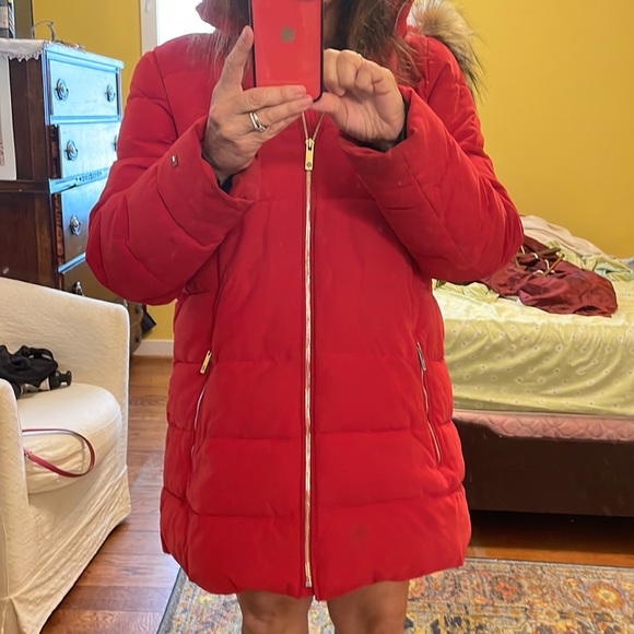 Get ready for snow with this fur hooded red puffer coat. Tommy Hilfiger size M - Picture 7 of 9